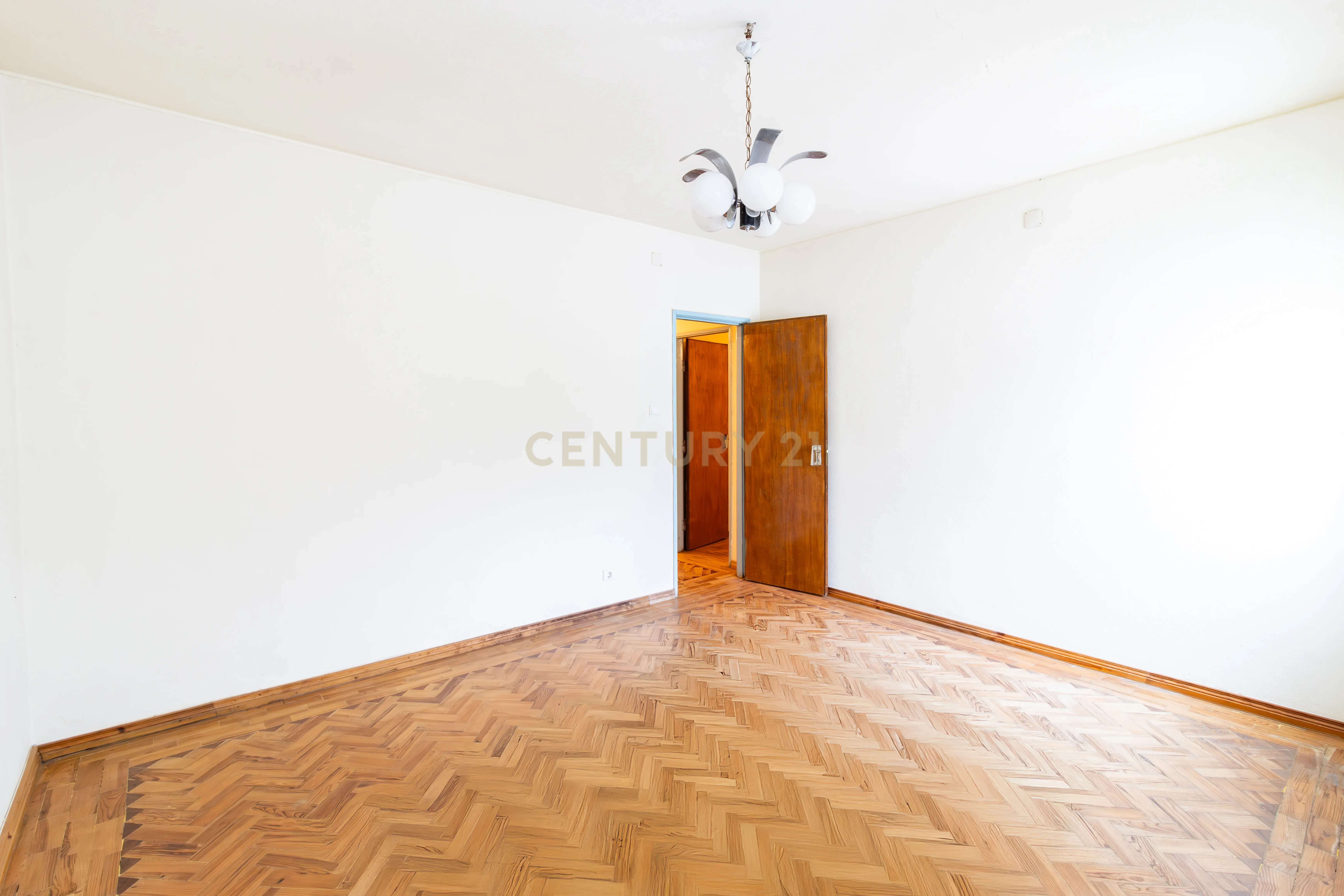 Moradia Isolada T3 em Arrimal, Porto de Mós – Com Terreno, Garagem e Anexos - Image 18