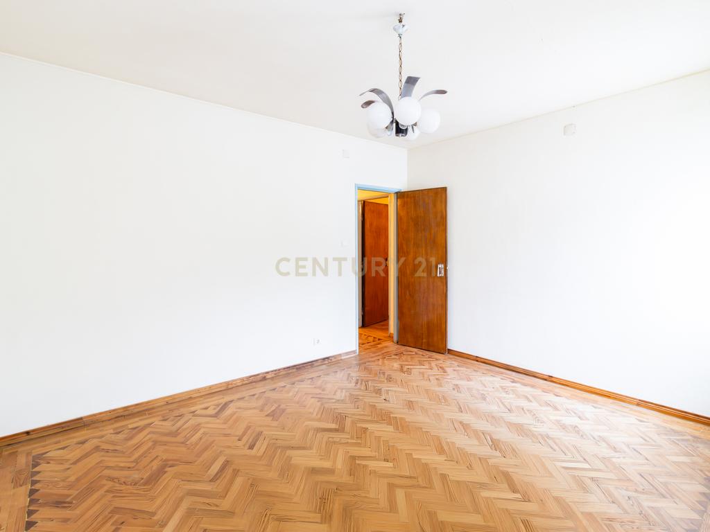 Moradia Isolada T3 em Arrimal, Porto de Mós – Com Terreno, Garagem e Anexos - Image 18
