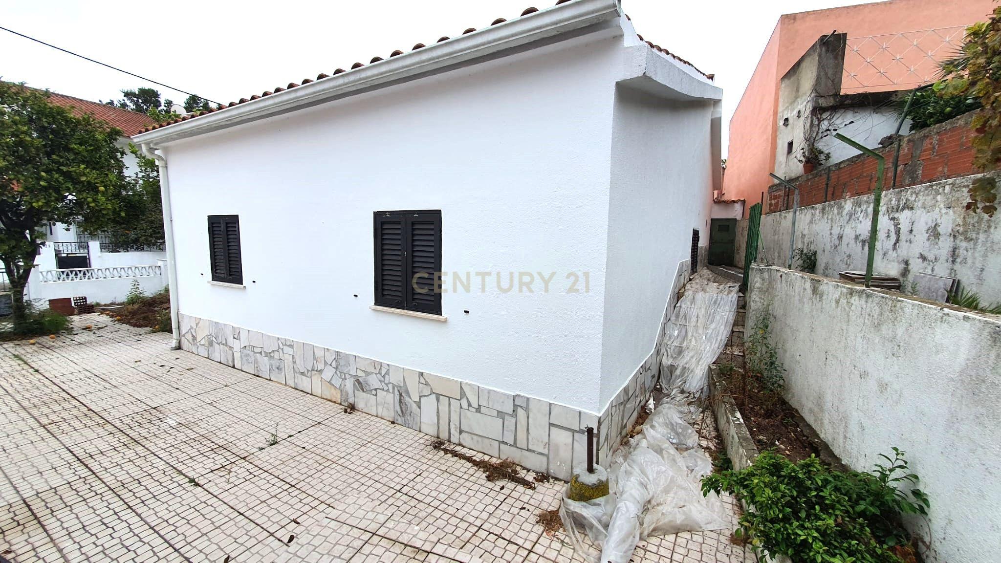 Moradia Térrea nas Quintinhas inserida num lote de 264m2 - Charneca Caparica - Image 3