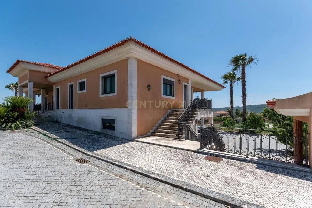 Moradia T8 de grande dimensão em S. João dos Montes, Vila Franca de Xira - Image 1