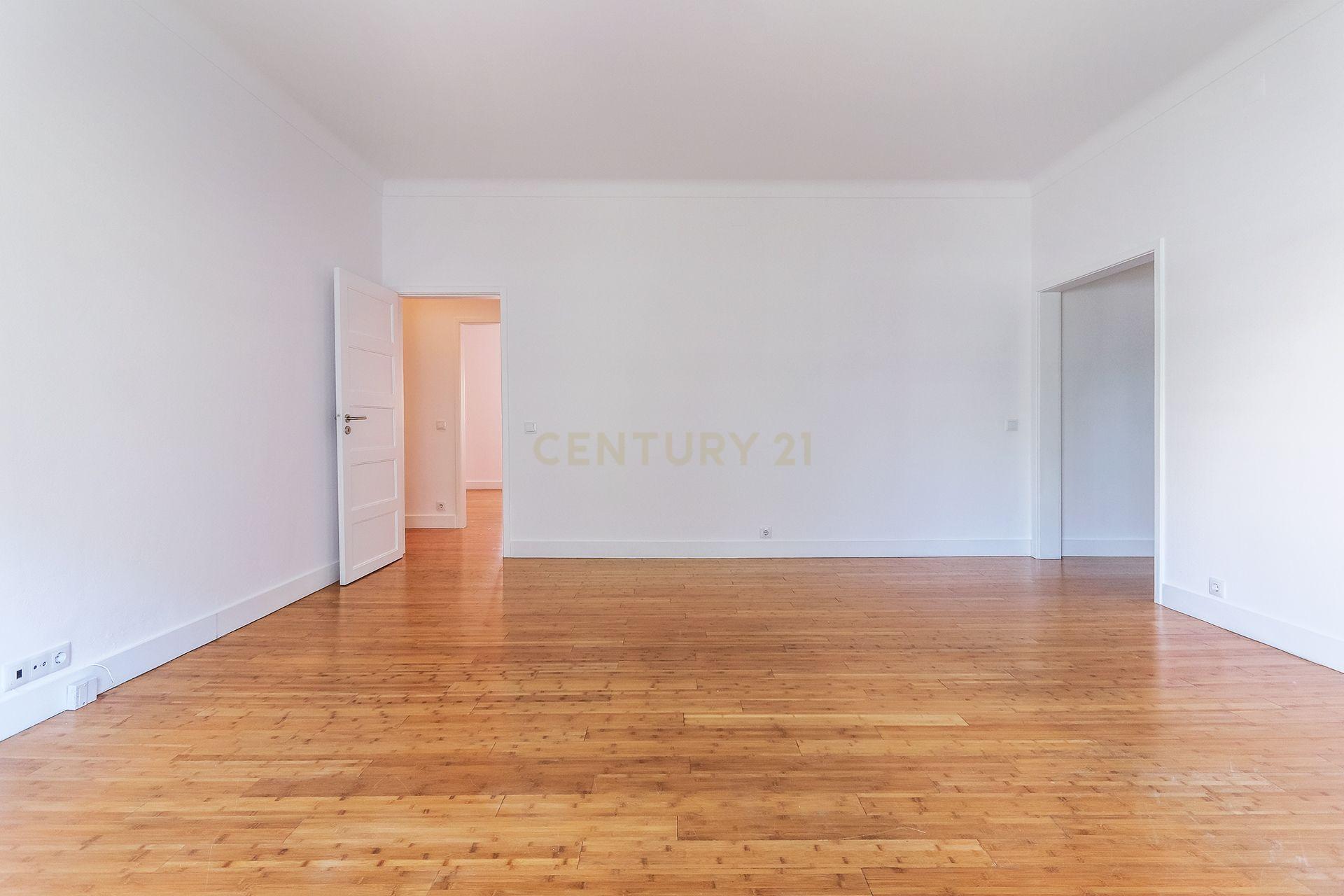 Fotografia 6 de Apartamento T3 para arrendamento com varanda junto à Avenida de Roma | Prédio com "arte"