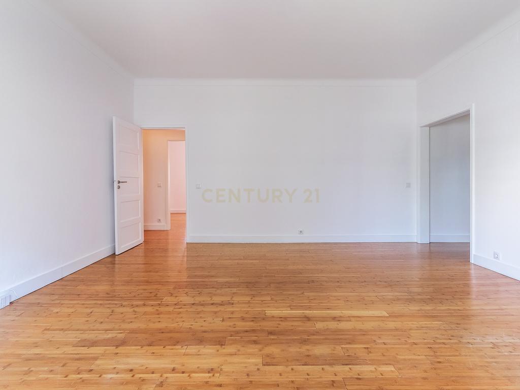 Apartamento T3 para arrendamento com varanda junto à Avenida de Roma | Prédio com "arte" - Image 6