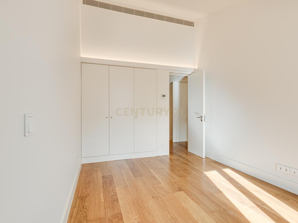 Apartamento T2+1 inserido no emblemático Edifício "Alegria 25". - Image 26