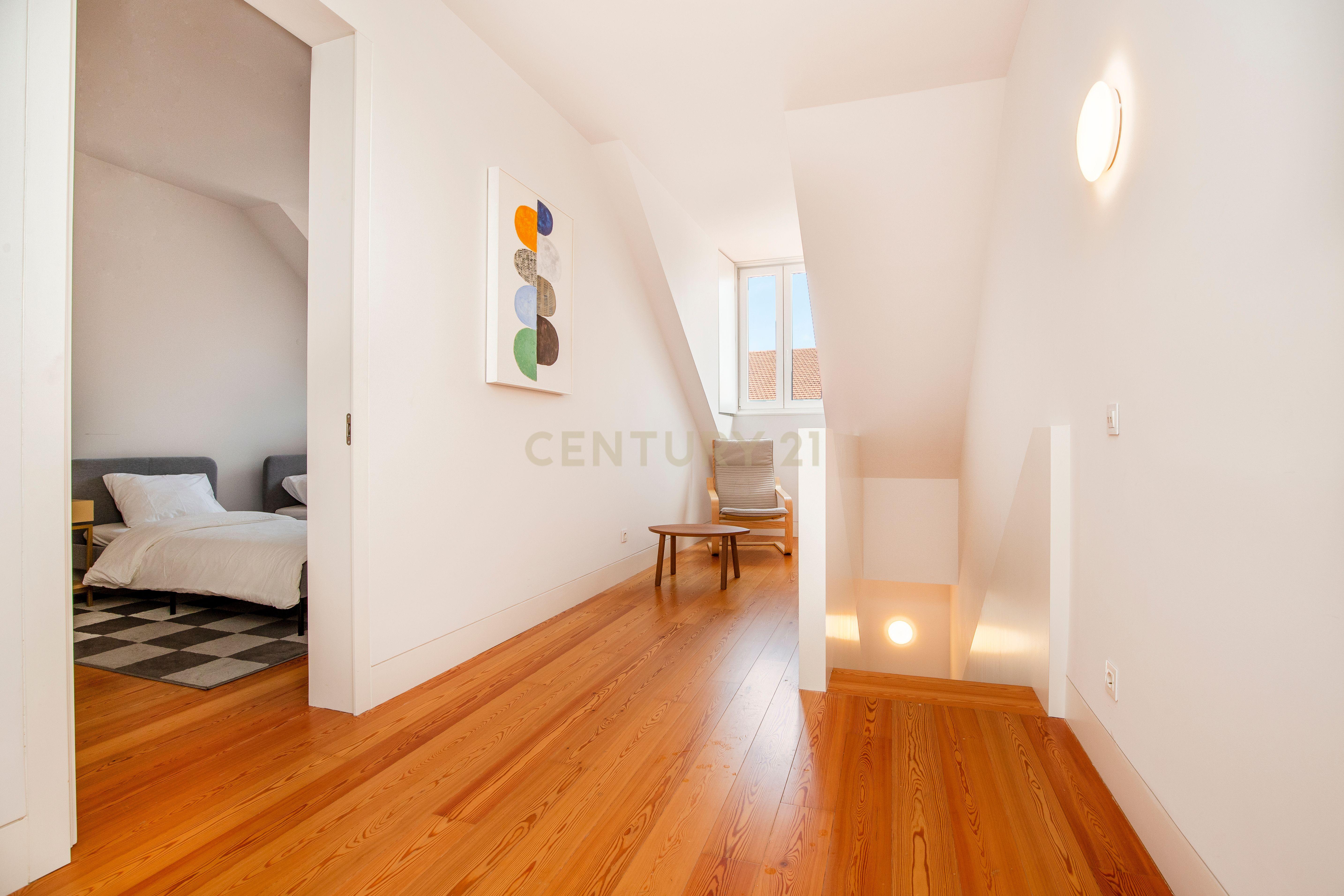 T2 Duplex de Luxo no CHIADO com Vista Rio e Licença de Alojamento Local - Image 17