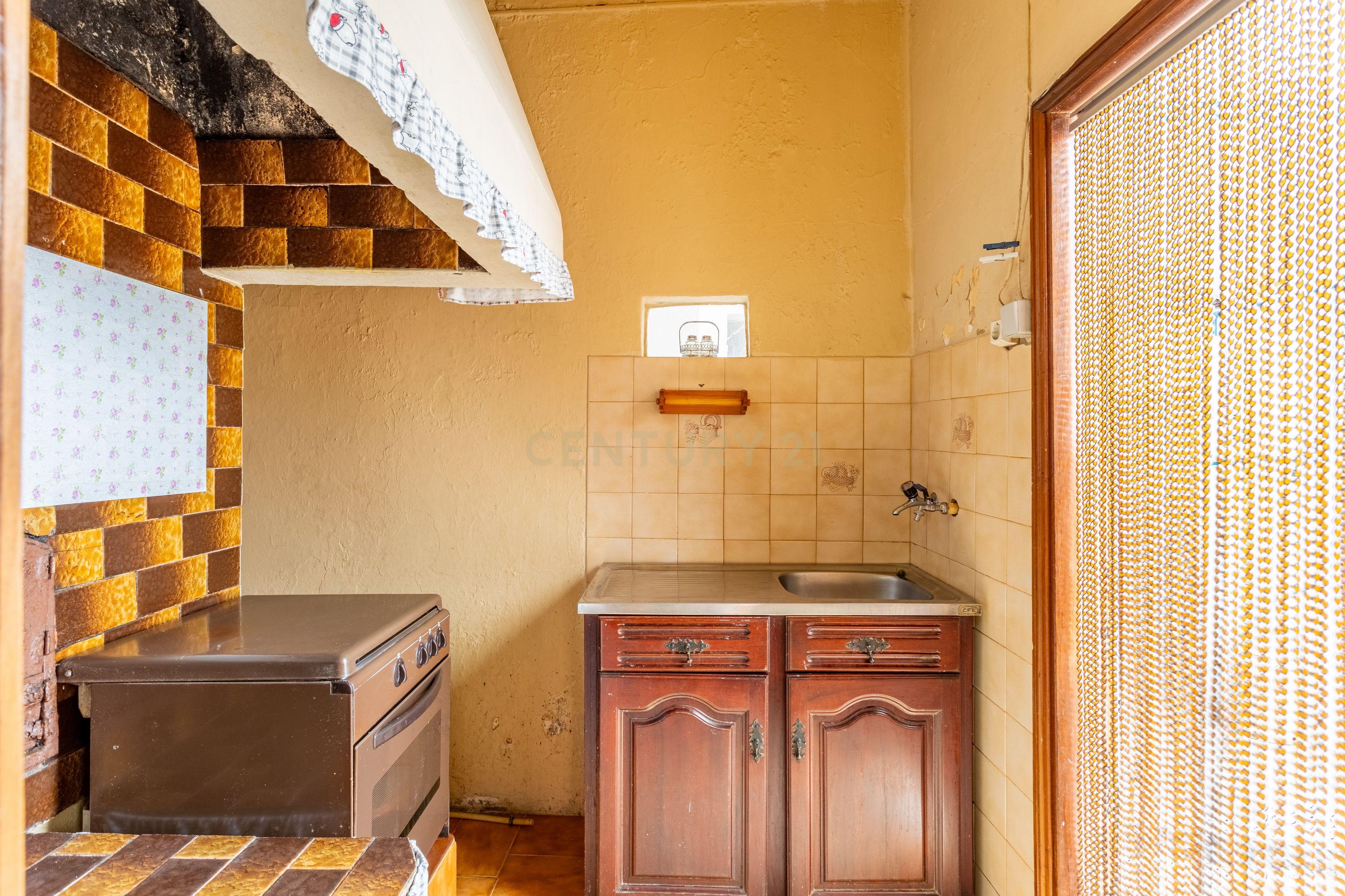 Prédio em Painho, Cadaval, com logradouro e terraço. - Image 17