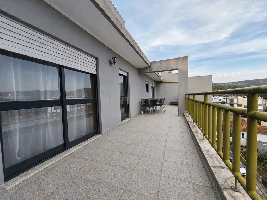 T3 com amplos terraços, vistas panorâmicas, elevador e garagem em São Pedro da Cova - Image 8