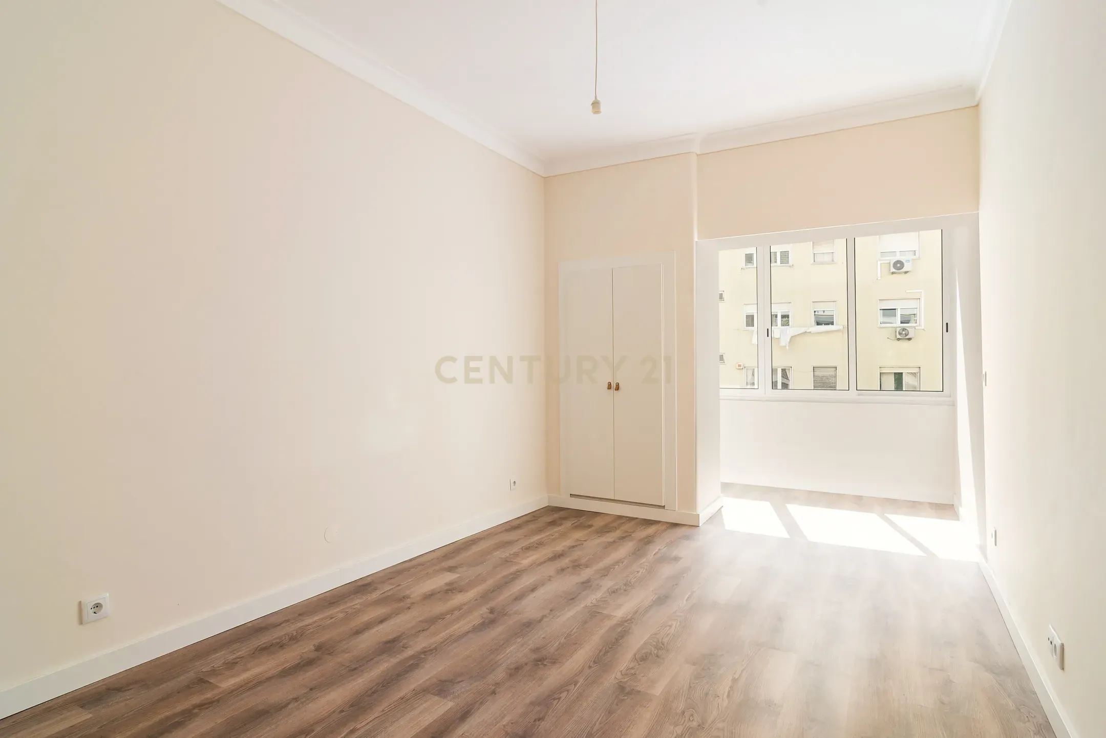 T2 com 130 m² para Arrendamento | Varanda com Vista para Jardim | Elevador - Image 8