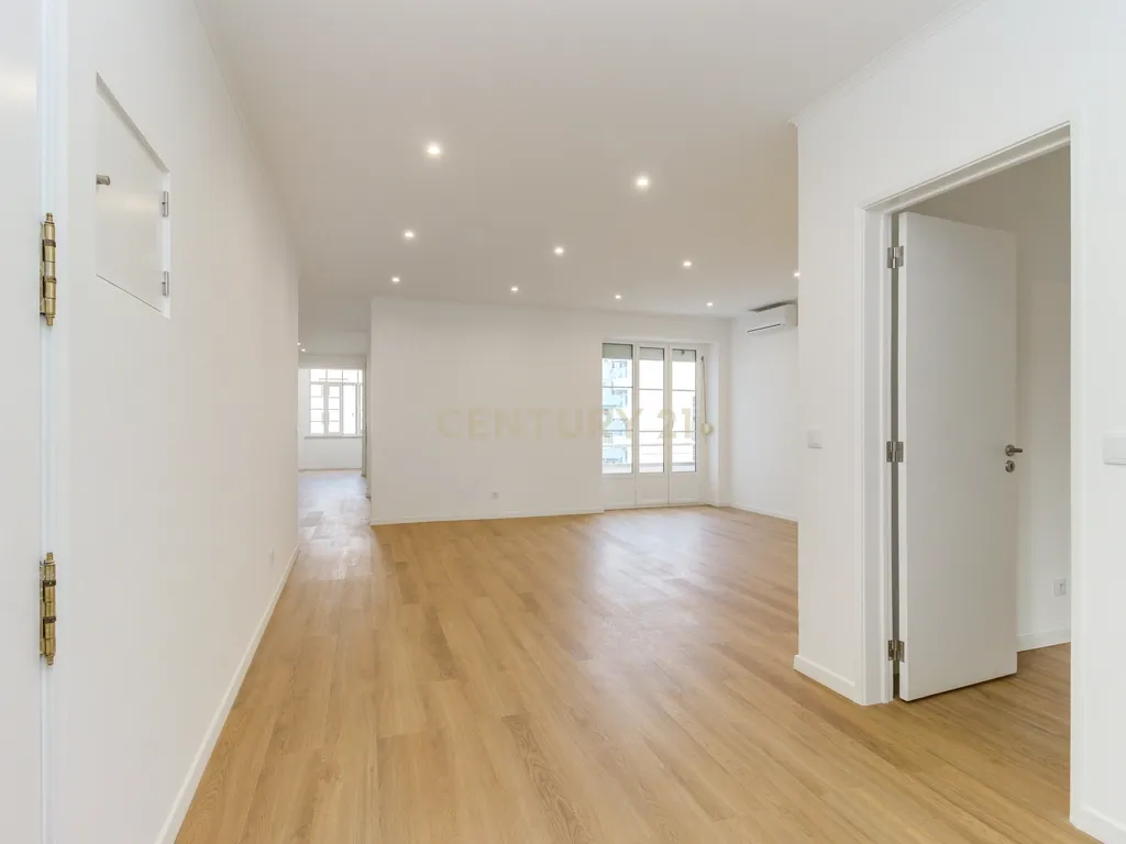 T3 RENOVADO COM COZINHA TOTALMENTE EQUIPADA E LAVANDARIA, JUNTO AO SALDANHA - Image 1