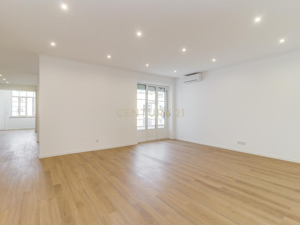T3 RENOVADO COM COZINHA TOTALMENTE EQUIPADA E LAVANDARIA, JUNTO AO SALDANHA - Image 2