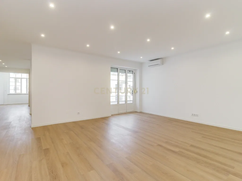 T3 RENOVADO COM COZINHA TOTALMENTE EQUIPADA E LAVANDARIA, JUNTO AO SALDANHA - Image 2