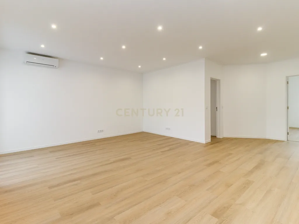 T3 RENOVADO COM COZINHA TOTALMENTE EQUIPADA E LAVANDARIA, JUNTO AO SALDANHA - Image 17