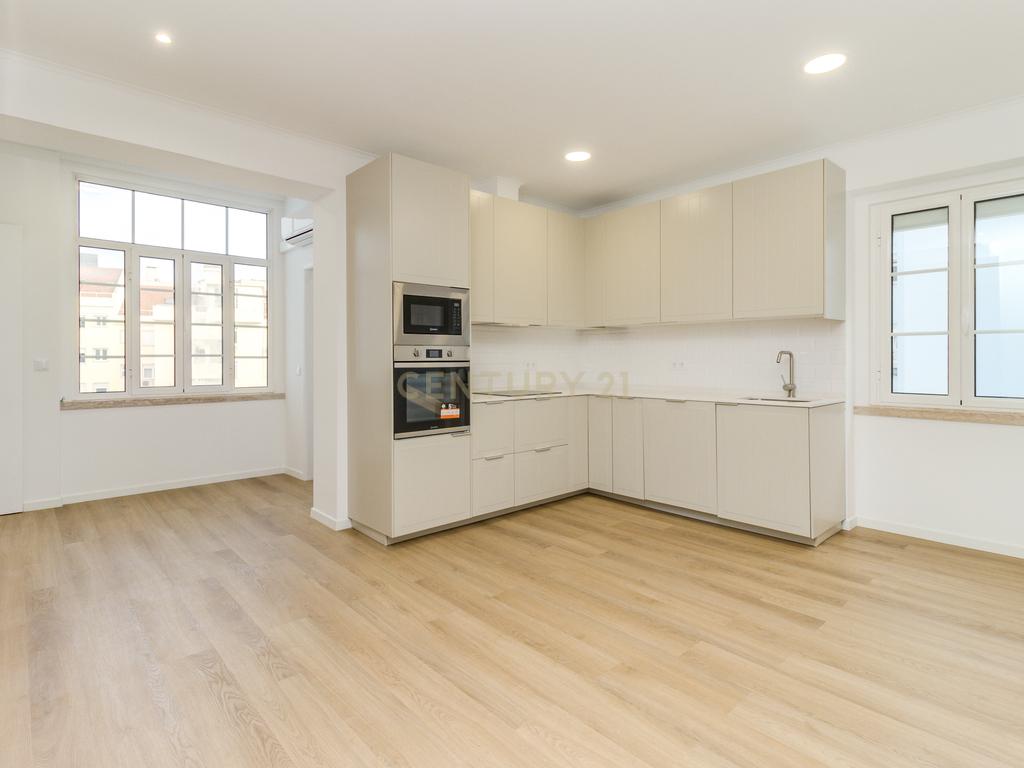 T3 RENOVADO COM COZINHA TOTALMENTE EQUIPADA E LAVANDARIA, JUNTO AO SALDANHA - Image 4