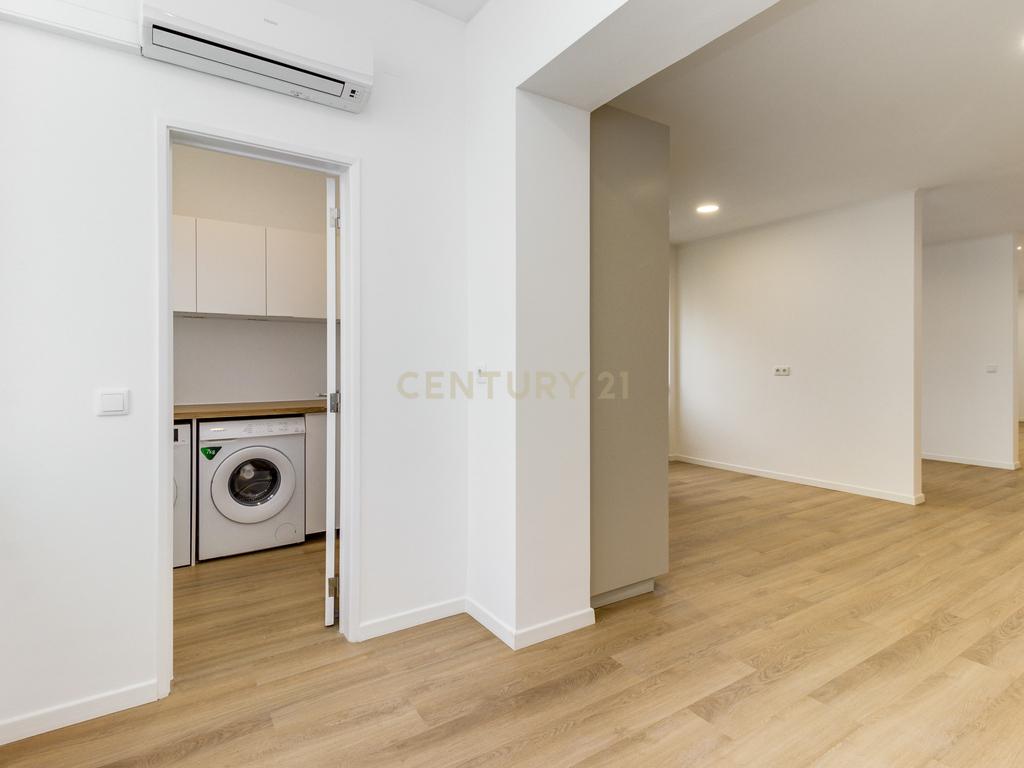 T3 RENOVADO COM COZINHA TOTALMENTE EQUIPADA E LAVANDARIA, JUNTO AO SALDANHA - Image 43
