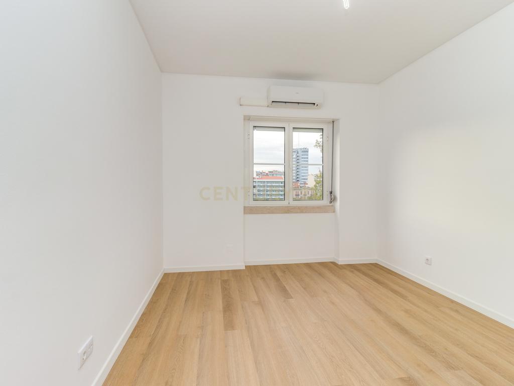 T3 RENOVADO COM COZINHA TOTALMENTE EQUIPADA E LAVANDARIA, JUNTO AO SALDANHA - Image 28