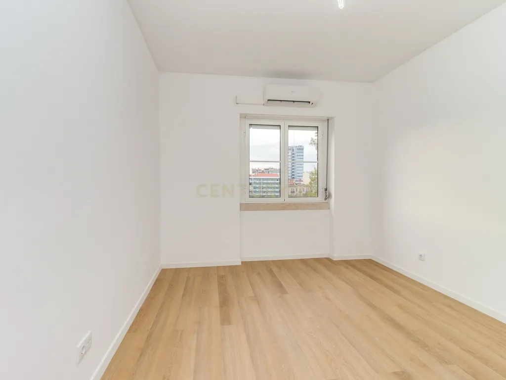 T3 RENOVADO COM COZINHA TOTALMENTE EQUIPADA E LAVANDARIA, JUNTO AO SALDANHA - Image 28