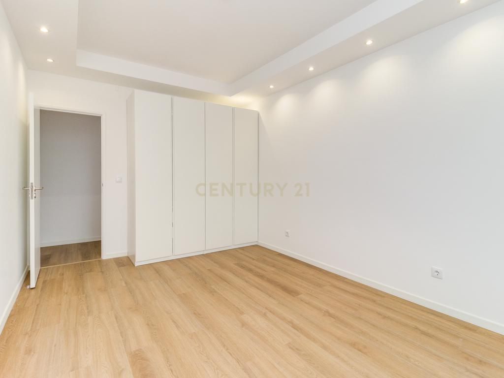 T3 RENOVADO COM COZINHA TOTALMENTE EQUIPADA E LAVANDARIA, JUNTO AO SALDANHA - Image 23