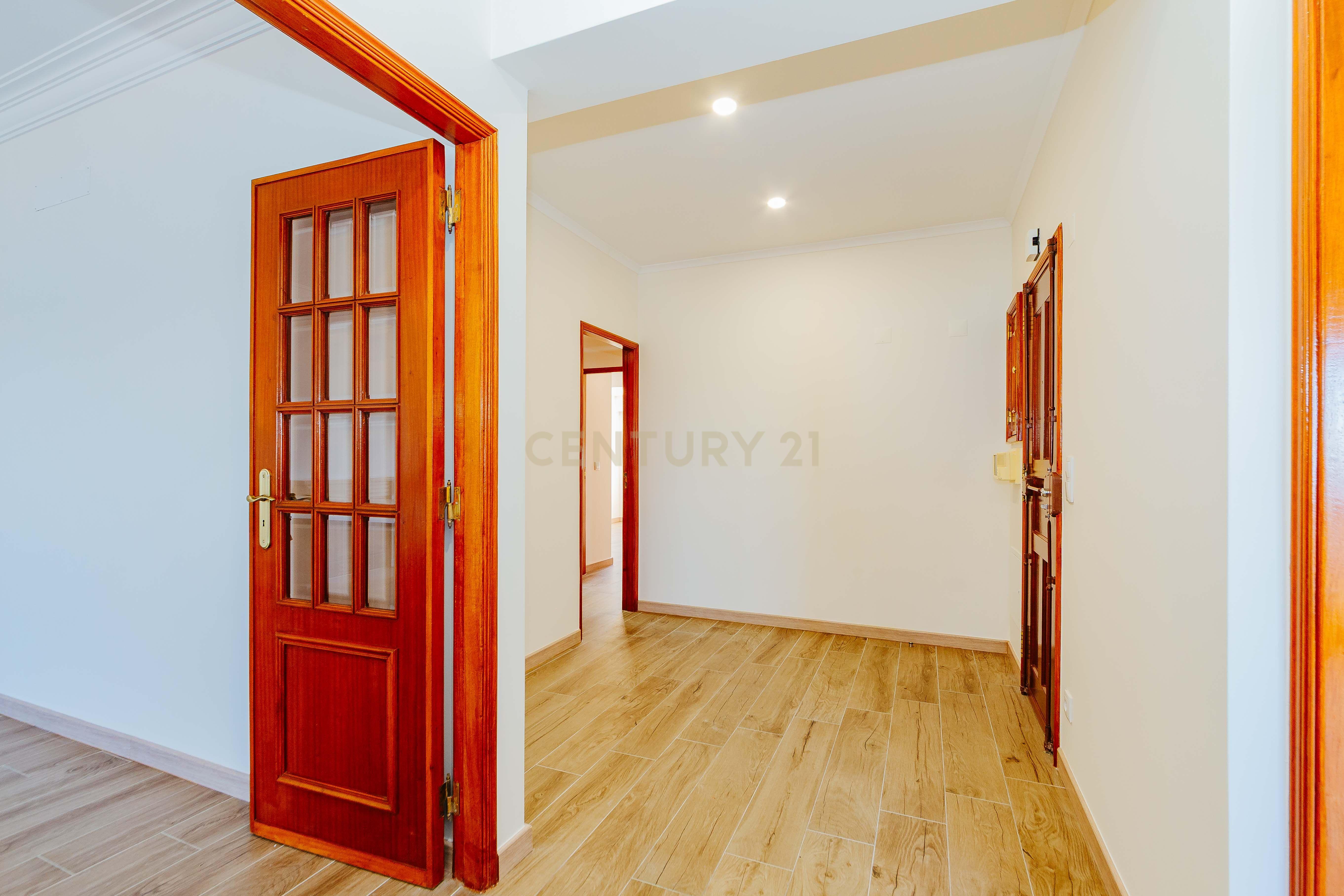 Apartamento T3 Renovado com Vista Rio em Santa Apolónia – Viva no Coração de Lisboa - Image 32