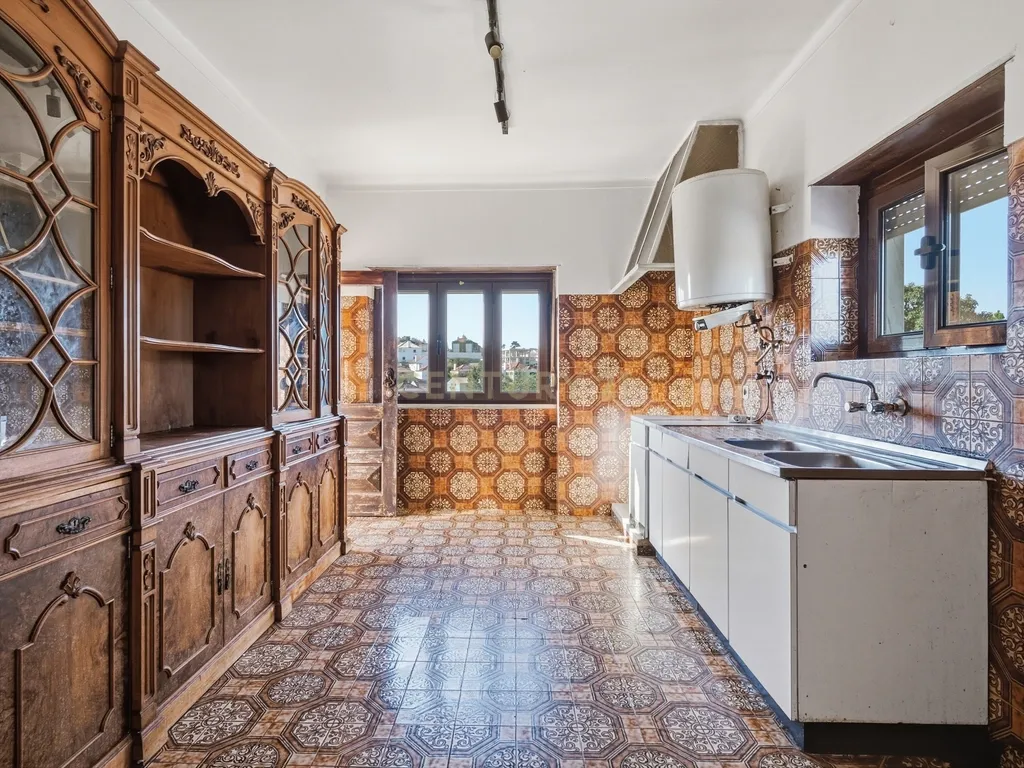 Moradia T7 de dois pisos com garagem, jardim e anexos | Terreno 894 m² na Paz em Mafra - Image 9