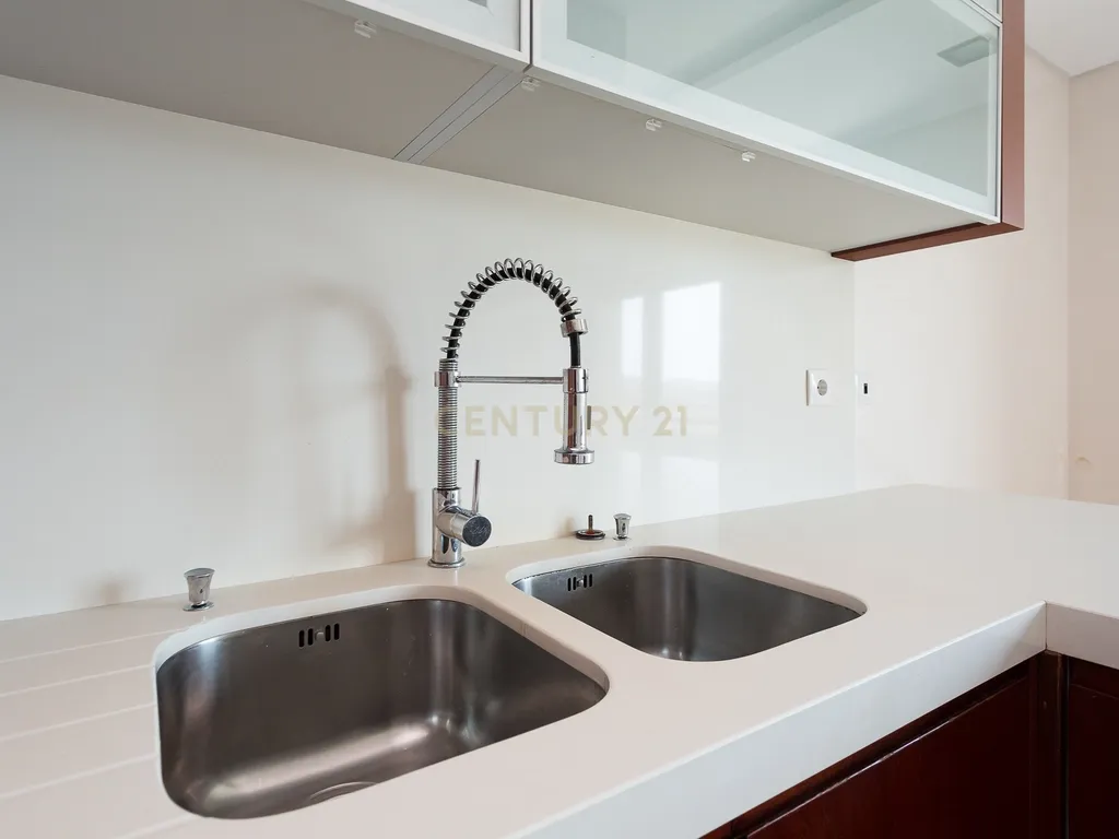 Apartamento T2 num condomínio com Vista Panorâmica em Odivelas, Famões - Image 9