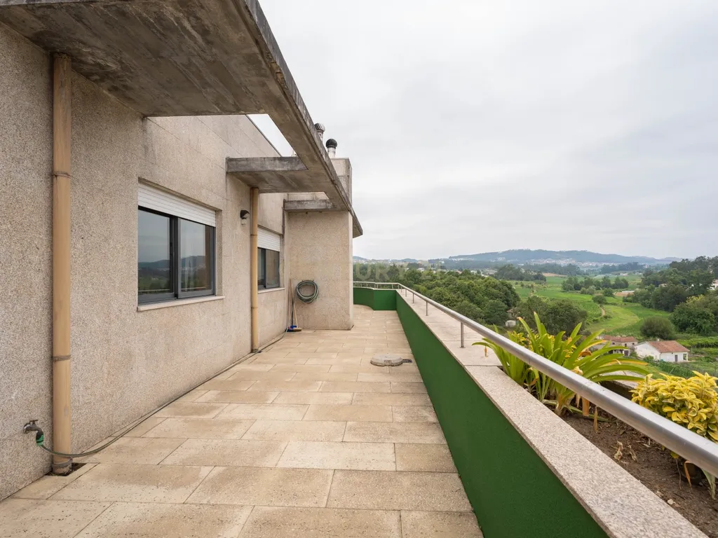 Penthouse Exclusiva T5 – Luxo, Conforto e Espaço em Pleno Coração da Cidade - Image 1