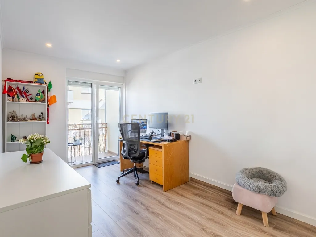Apartamento T3 totalmente renovado, Laranjeiro. - Image 17