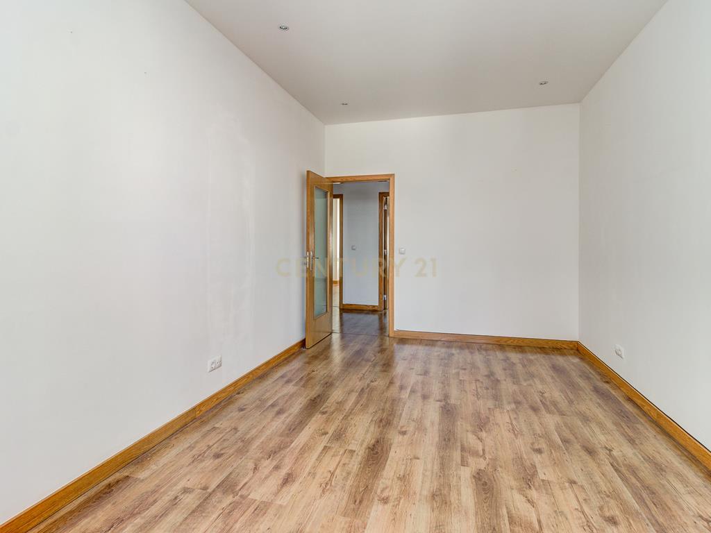  Apartamento T2 à venda na Rua Barão de Sabrosa – Penha de França, Lisboa - Image 4