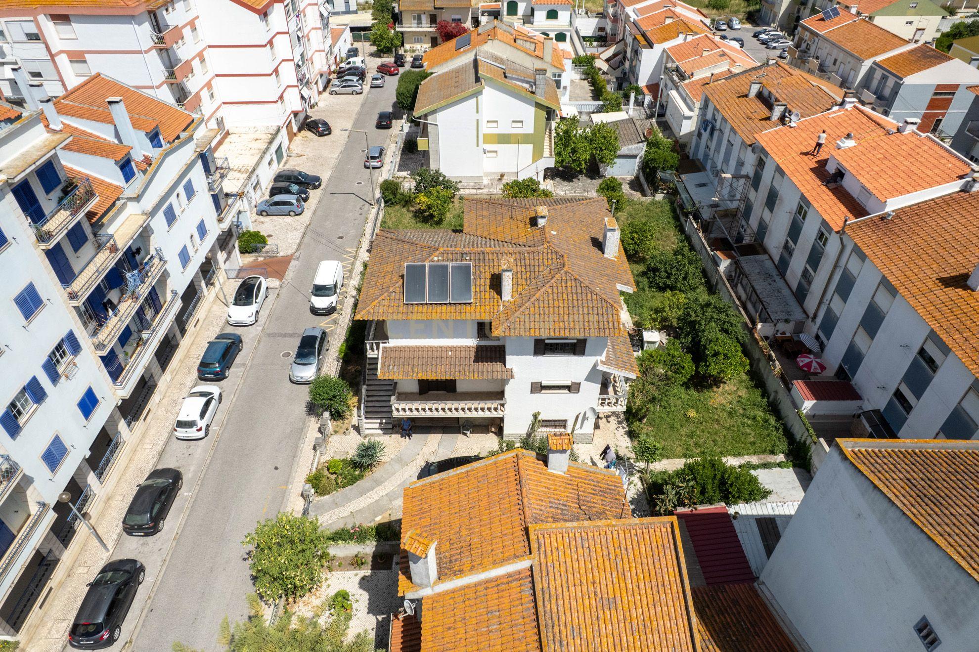 Fotografia 11 de Excelente Moradia T7 no Carregado Inserida num generoso lote de 1.060m².