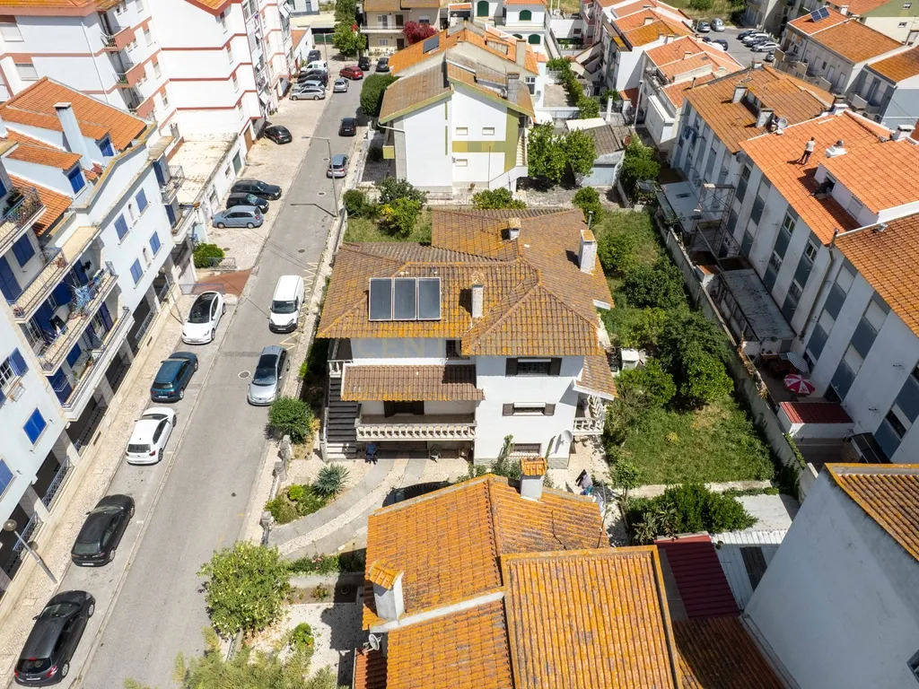 Excelente Moradia T7 no Carregado Inserida num generoso lote de 1.060m². - Image 11