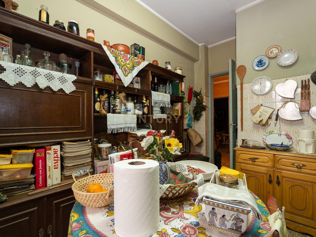 Apartamento de tipologia T3, com cerca de 115 m2, 2 WC, despensa, localizado numa das artérias principais da cidade de Odivelas, mais concretamente na Rua Professor Dr. Augusto Abreu Lopes. - Image 12