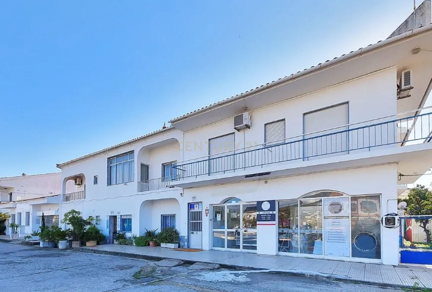 Prédio Misto em 4 estradas, Quarteira , Algarve com renda atual e potencial de otimização - Image 1