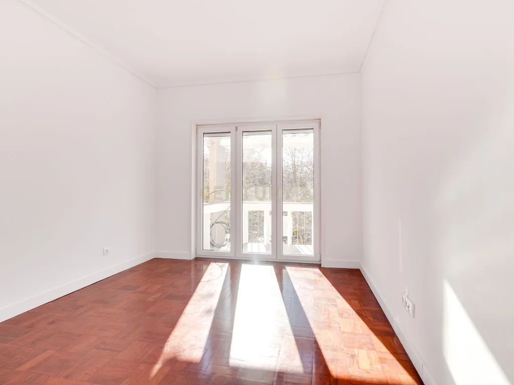 T3 TOTALMENTE RENOVADO COM VARANDA DE 21 m² NO CAMPO PEQUENO – LISBOA - Image 29