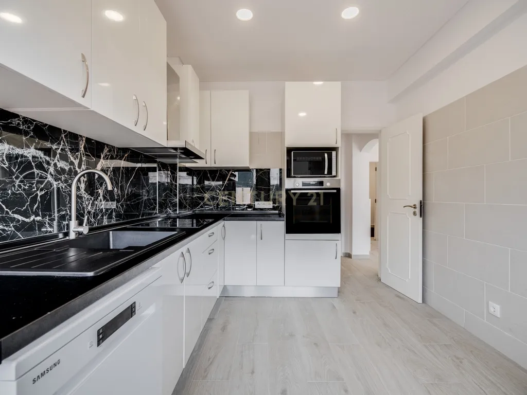 T0+1 Renovado com Armazém de 105 m² e Logradouro Privado em Albufeira - Image 13