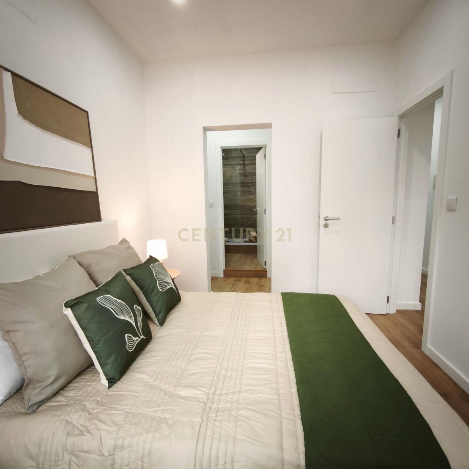 Fotografia 9 de T3 Totalmente Remodelado e Mobilado com Varanda e Terraço Privativo | Arroios / Alameda