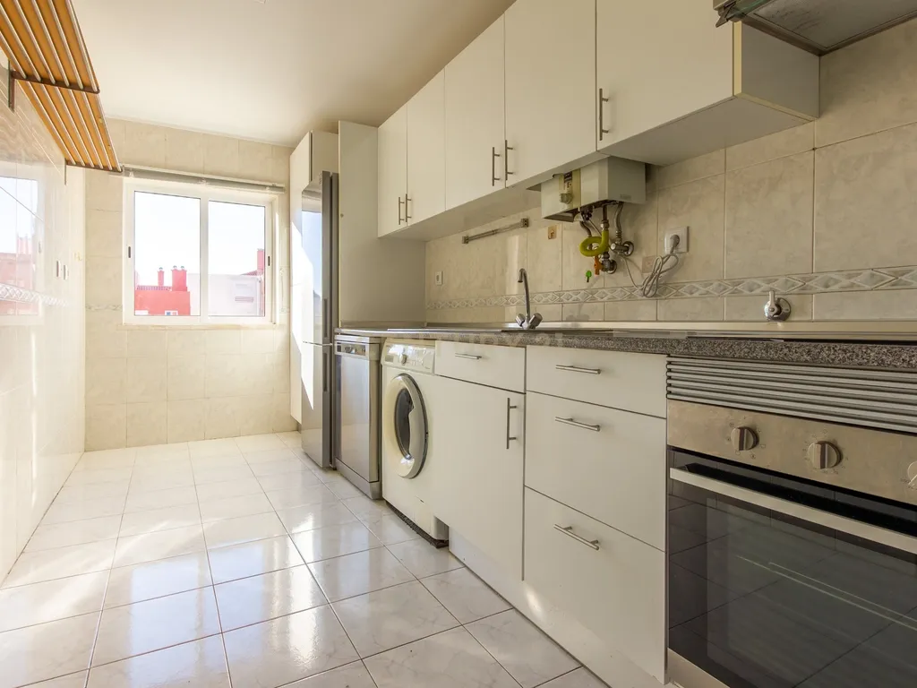 Apartamento T3, Lisboa, com um lugar de parqueamento e arrecadação. Oportunidade Única! - Image 3