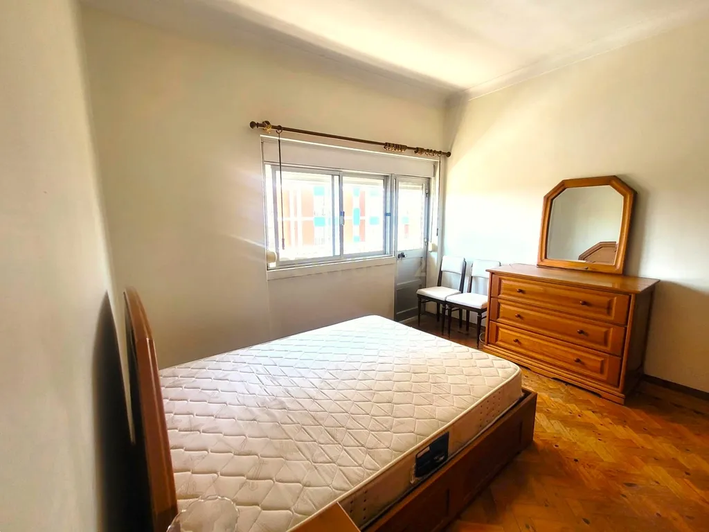 T2 com Varanda e Boas Áreas no Centro de Corroios - Image 13