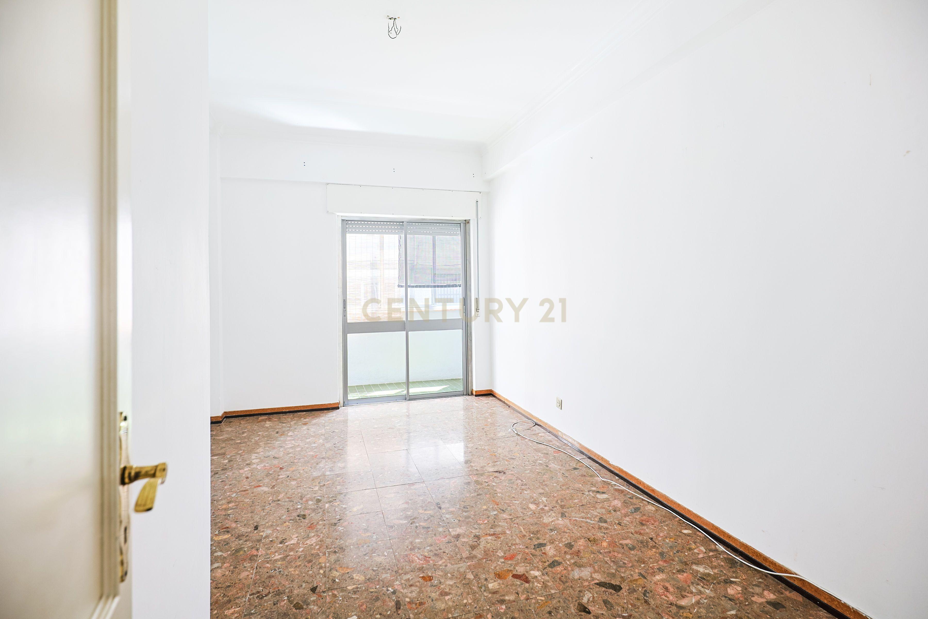 Apartamento T3 com elevador e varanda em Vila Franca de Xira - Image 11