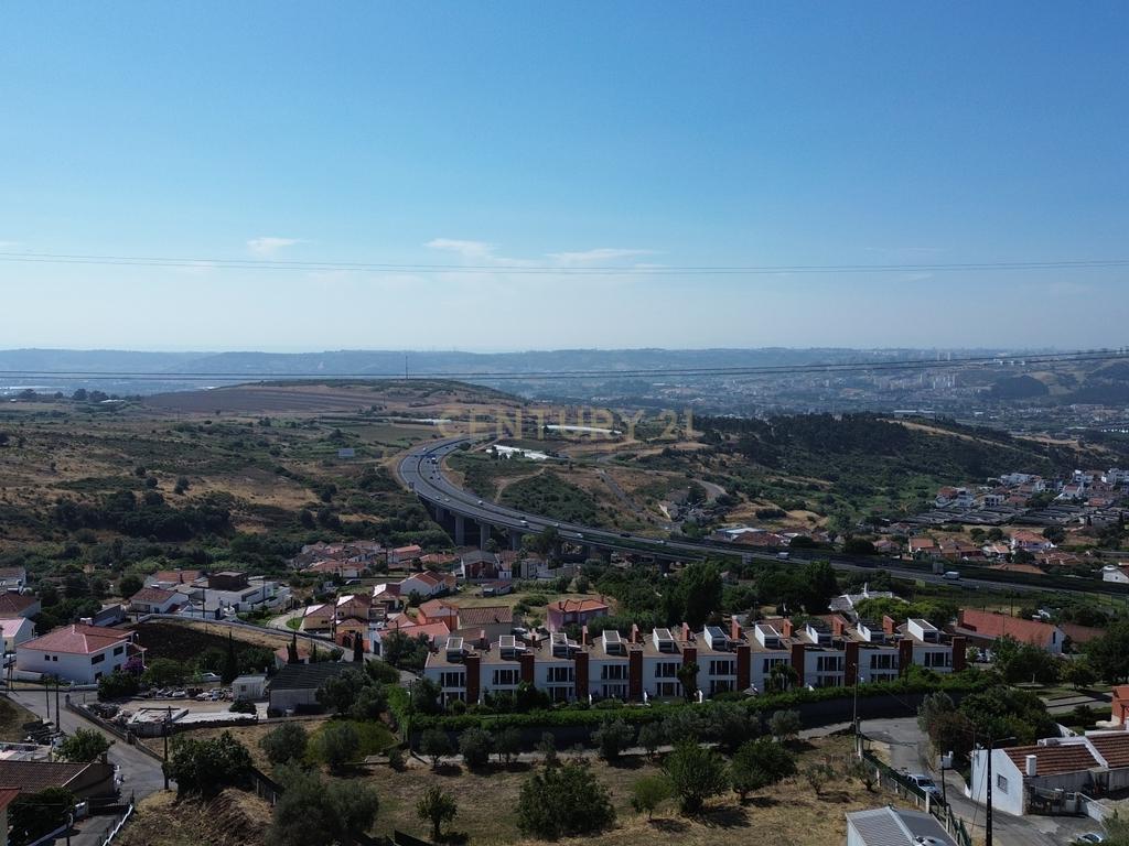 Moradia T4, condomínio fechado, Loures, piscina, 3 parqueamentos, vista desafogada - Image 2