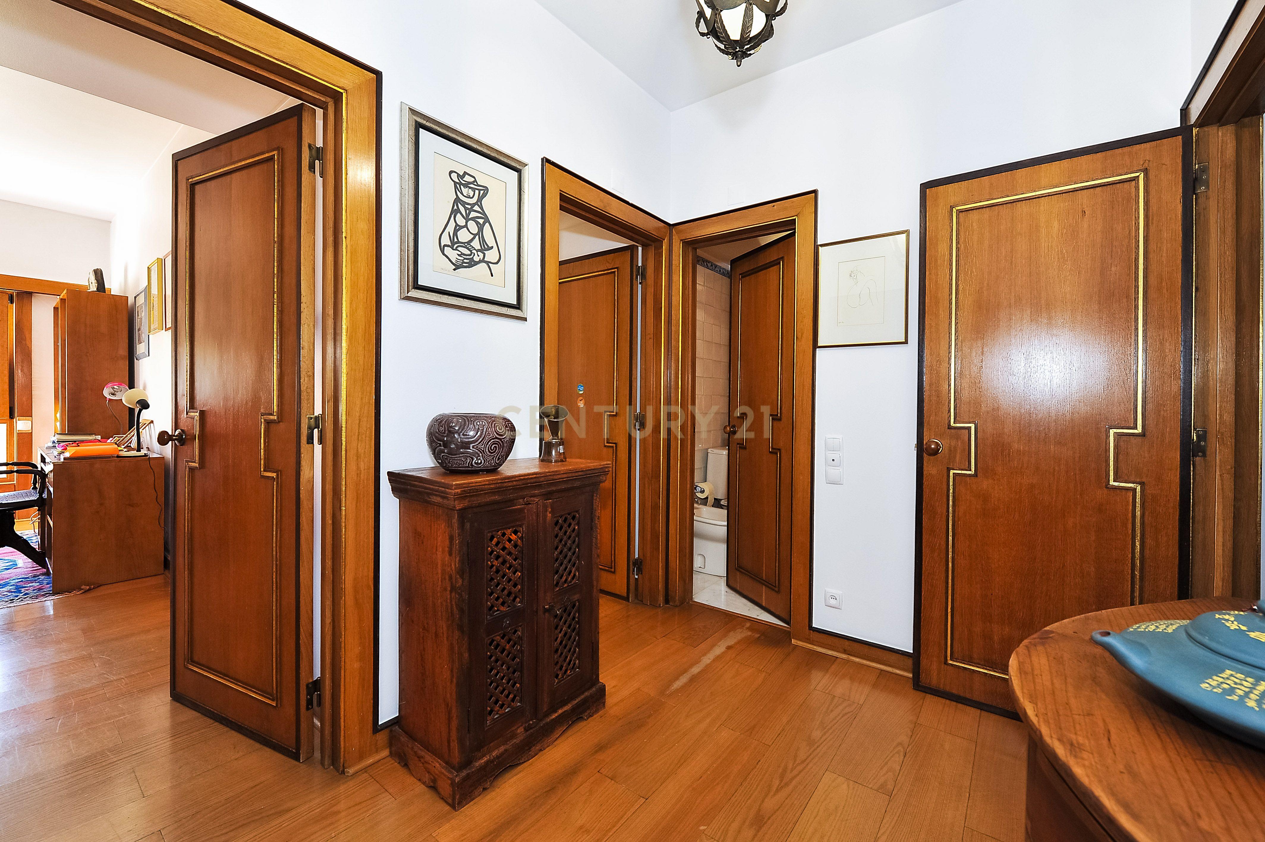 Espaçoso apartamento T4 em Condomínio Fechado, segurança 24h, na zona das Laranjeiras, na Calçada Palma de Baixo, perto das universidades - Image 23