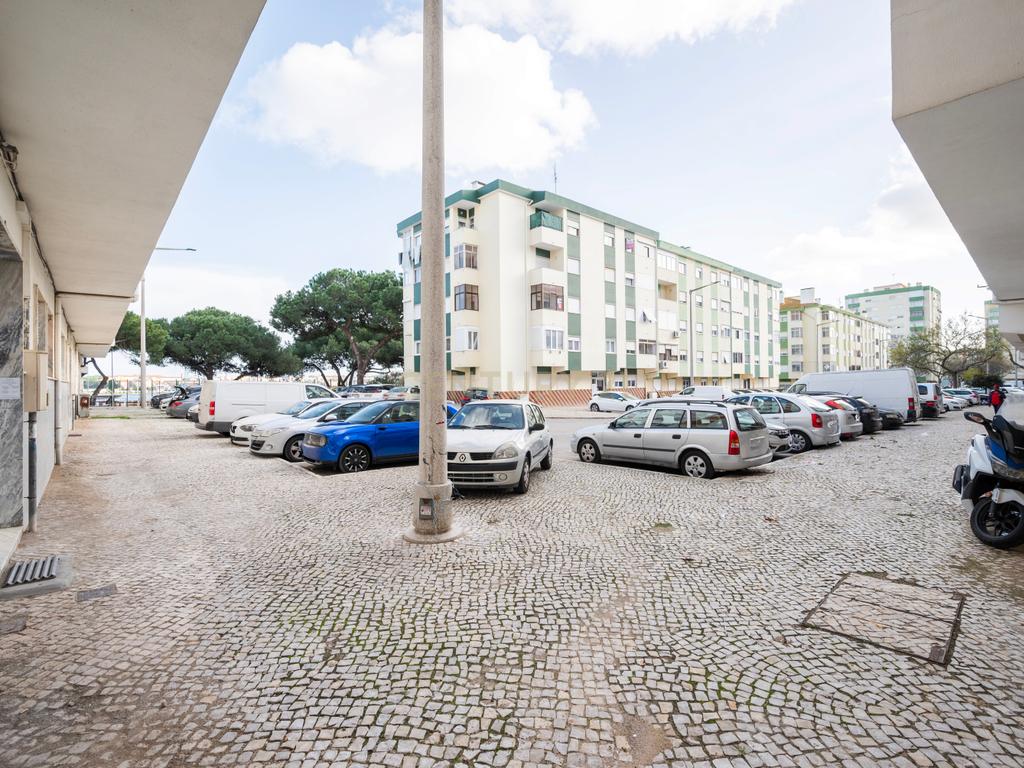 Loja e cave com 326m2 de área bruta, Quinta da Medideira, Amora - Image 25