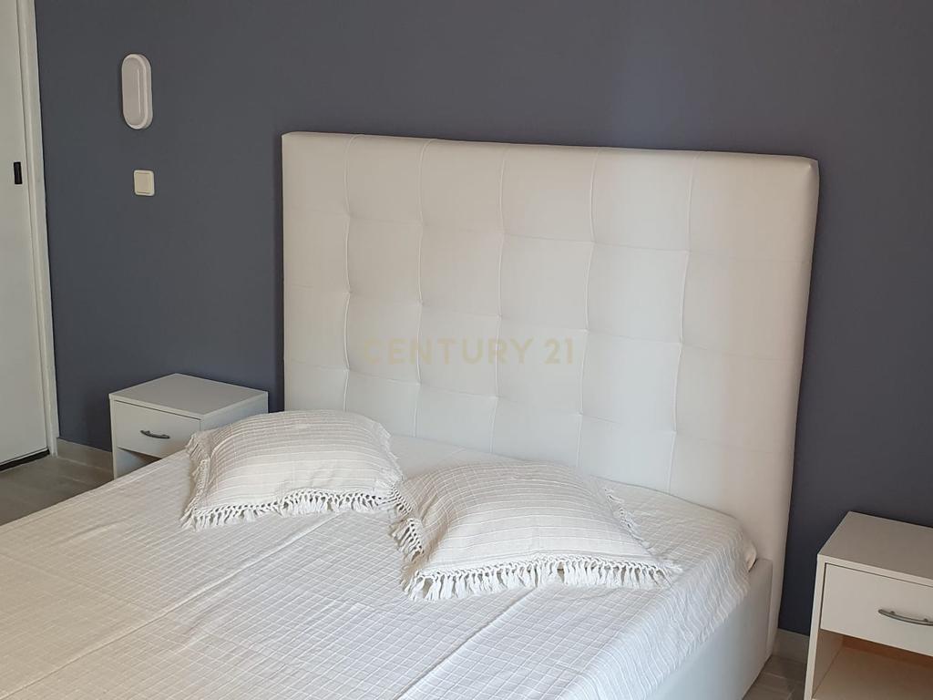 NÃO PERCA ESTA GRANDE OPORTUNIDADE! FANTÁSTICO APARTAMENTO T1 ESPAÇOSO TOTALMENTE REMODELADO EM CONDOMINIO FECHADO COM AMPLA VARANDA, PISCINA, RECEPÇÃO E SEGURANÇA 24H A PASSOS DA PRAIA! - Image 12