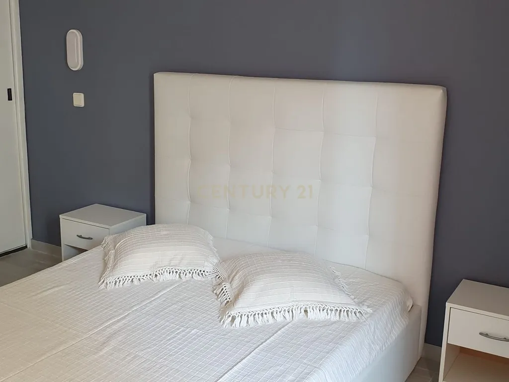 NÃO PERCA ESTA GRANDE OPORTUNIDADE! FANTÁSTICO APARTAMENTO T1 ESPAÇOSO TOTALMENTE REMODELADO EM CONDOMINIO FECHADO COM AMPLA VARANDA, PISCINA, RECEPÇÃO E SEGURANÇA 24H A PASSOS DA PRAIA! - Image 12