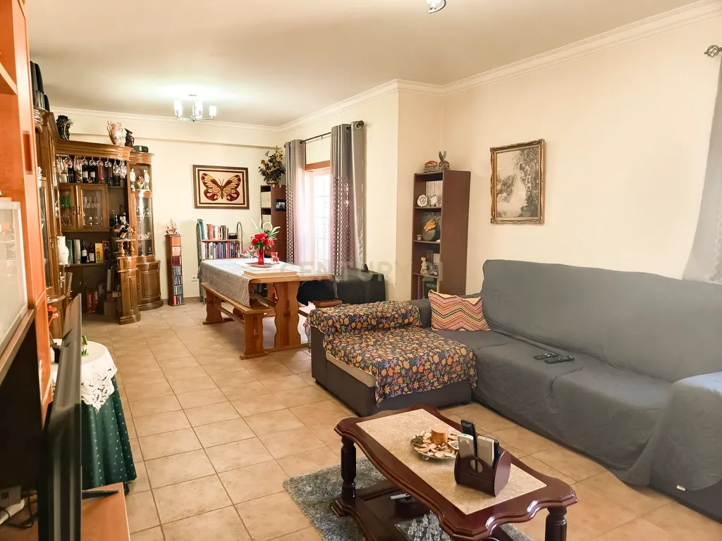 Apartamento T3 no centro do Entroncamento com sótão e garagem - Image 3
