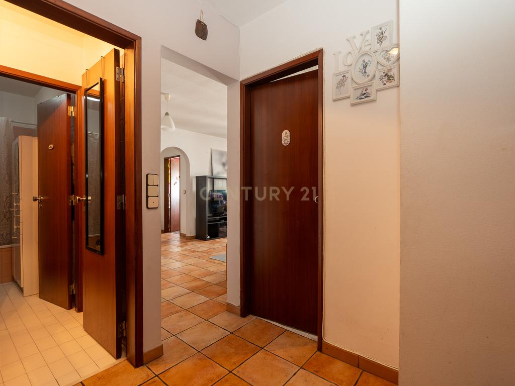 Apartamento T2 em Santo António dos Cavaleiros_Muito bem localizado - Image 6