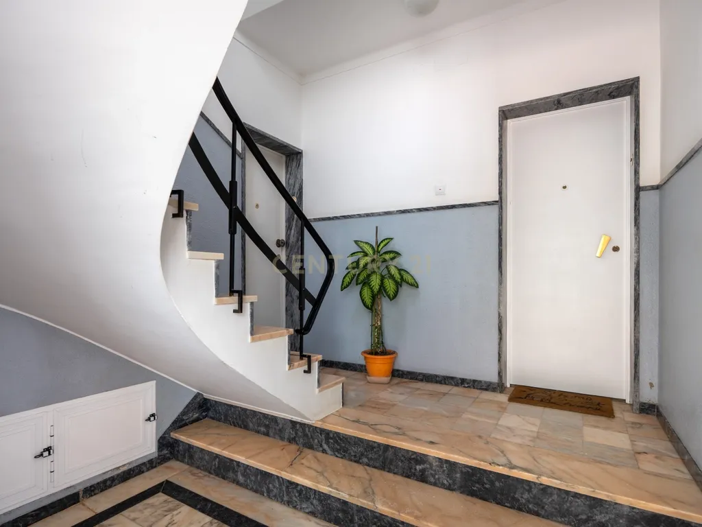 NÃO PERCA ESTA GRANDE OPORTUNIDADE! FANTÁSTICO APARTAMENTO T2 ESPAÇOSO TOTALMENTE REMODELADO MUITO BEM LOCALIZADO PRÓXIMO DE TODAS AS COMODIDADES E SERVIÇOS NO CENTRO DE PORTIMÃO E A POUCOS MINUTOS DAS PRAIAS! - Image 3