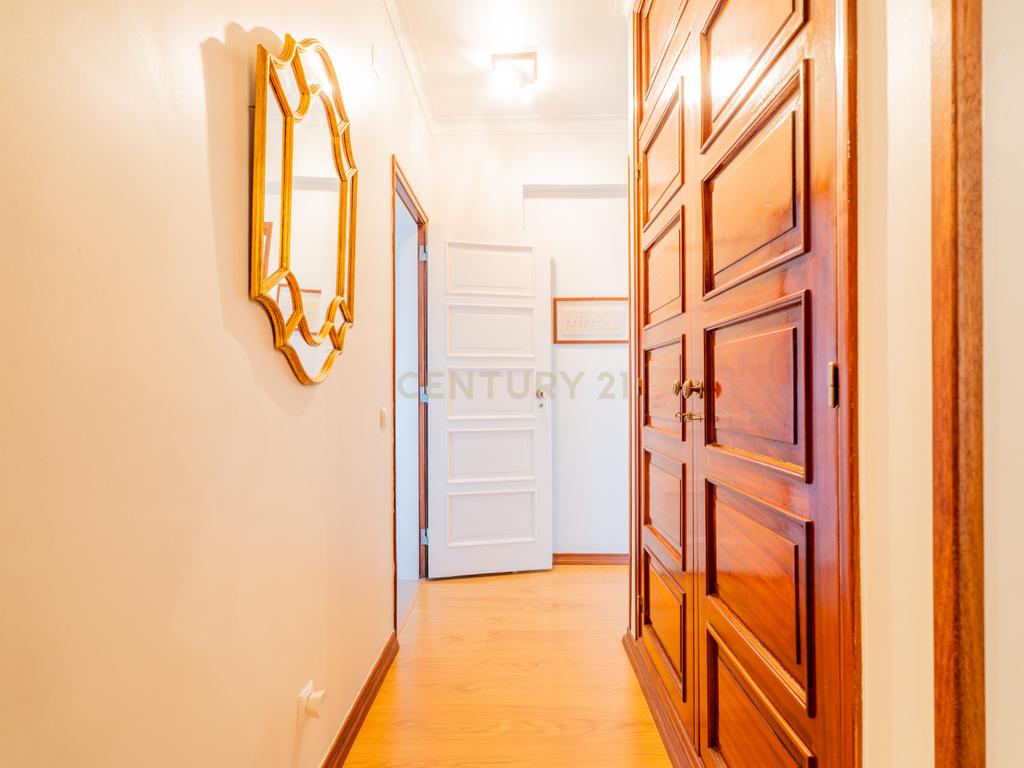 Apartamento T5 Remodelado no Lumiar – 152m² | Praceta Rua Alexandre Ferreira - Image 11