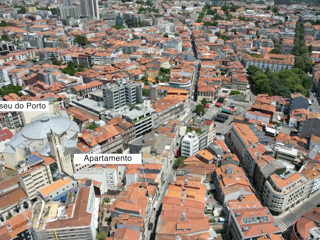 Apartamento T2 com terraço e fachada histórica no centro do Porto - Image 39
