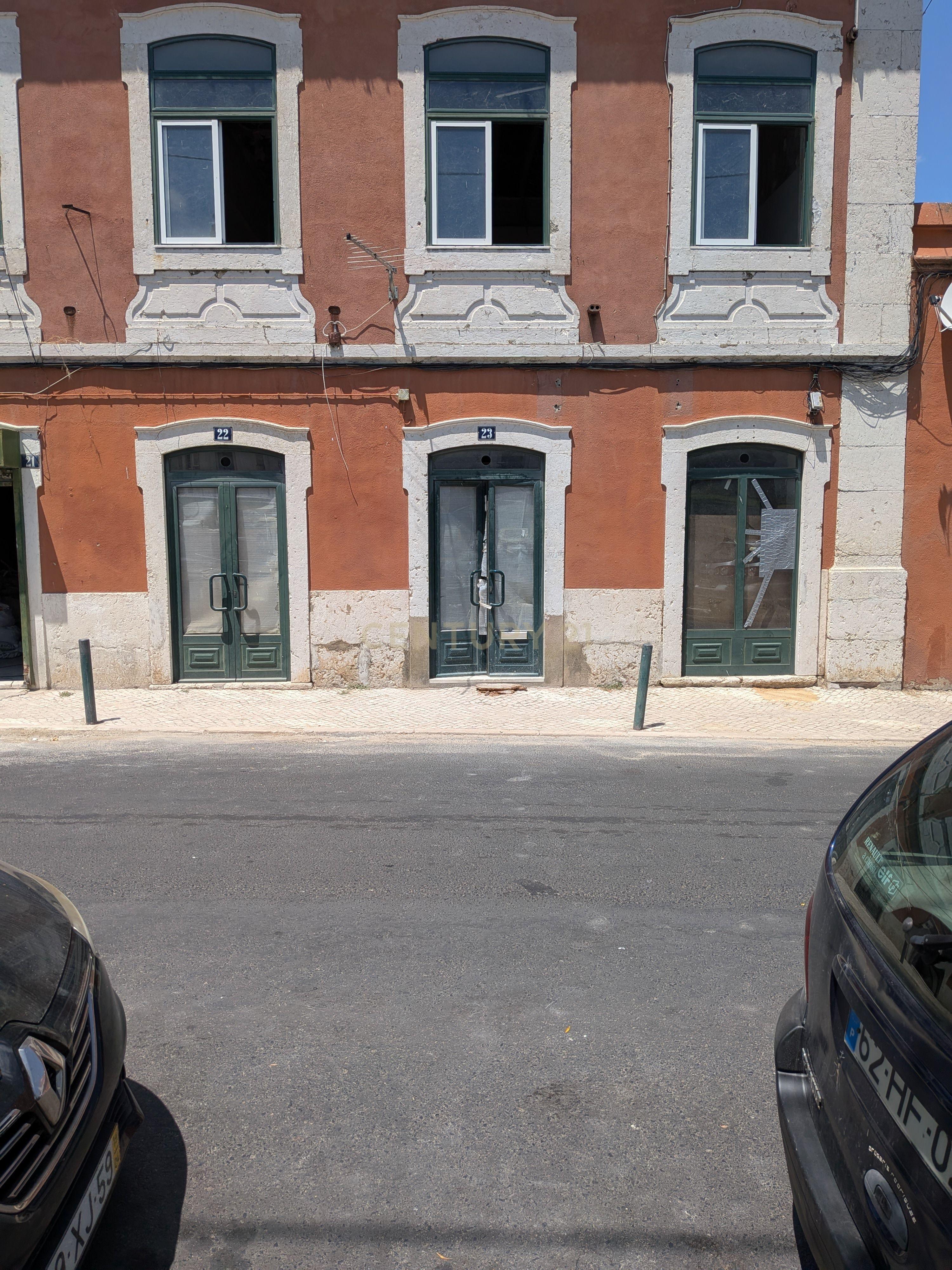 Fotografia 3 de Loja Renovada em Santa Clara, Lisboa - Excelente Oportunidade