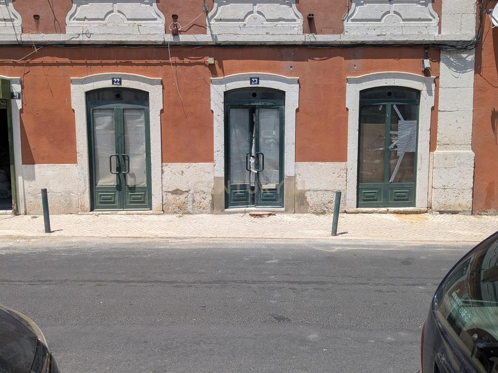 Loja Renovada em Santa Clara, Lisboa - Excelente Oportunidade - Image 3