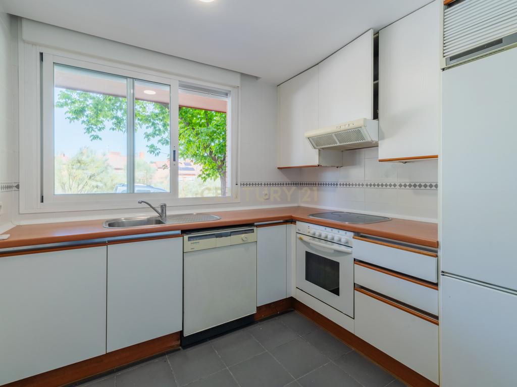 Chalet adosado con jardín en calle Unicornio, Aravaca - Image 11