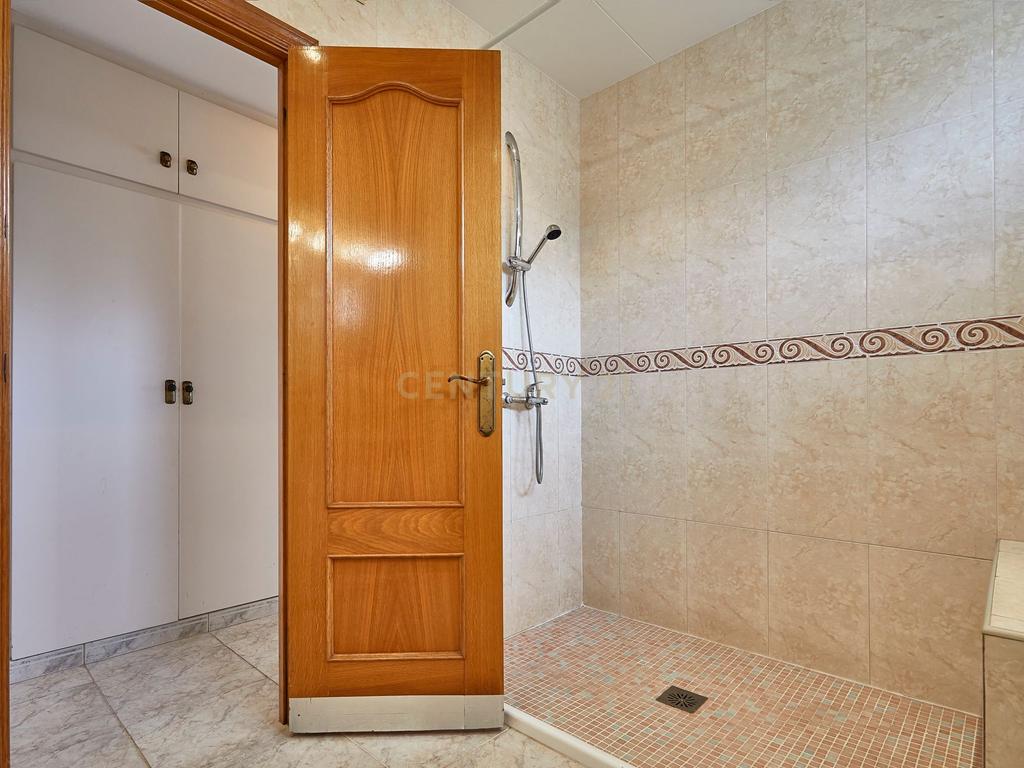 Moradia com vista para o mar e 3 habitações independentes em Canet de Mar - Image 48